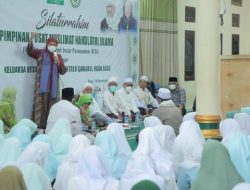 Khofifah Beri Motivasi ke Ratusan Santri,Datang ke Ponpes Qamarul Huda.