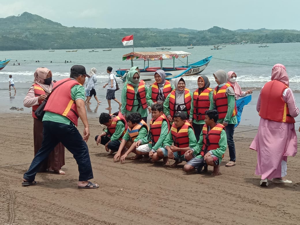 Peserta Karya Wisata, ketika persiapan menuju tengah laut Pantai Gemah