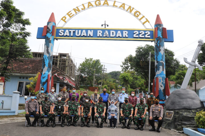 Bupati Jombang Hj. Mundjidah Wahab, bersama Letkol Lek Yudi Amrizal, S.ST., M.M., Komandan Satuan Radar 222 Ploso di Kabuh