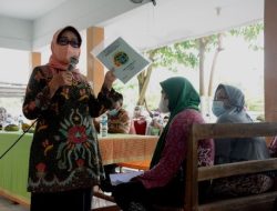 Pada saat penyerahan Sertifikat Tanah program PTSL, Bupati minta Warga tetap patuhi protokol Kesehatan