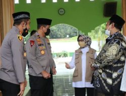 Pantau pelaksanaan vaksinasi di Gedung Olahraga Pondok Pesantren Bahrul Ulum Tambakberas, Wakapolda Jatim juga ziarah makam pendiri NU KH Wahab Hasbullah