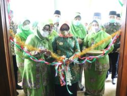 Ketika resmikan Kantor PAC Muslimat dan serahkan bantuan Mobil operasional, Bupati berharap Muslimat NU Kecamatan Gudo realisasikan program organisasi