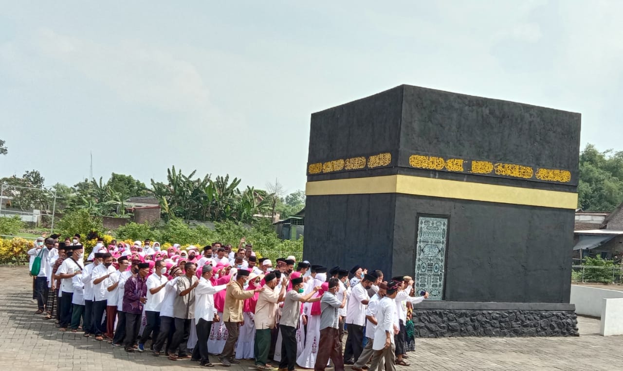 Jamaah Haji dari Al Kautsar ketika melakukan manasik di Bumi NU Al Imron Betek Mojoagung Jombang
