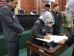 Pada Rapat Paripurna, Ketua DPRD Jombang, Mas’ud Zuremi, mewanti – wanti pekerjaan proyek fisik tepat waktu