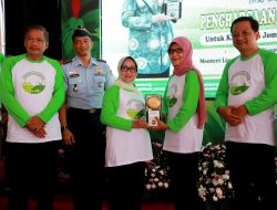 Pada Tasyakuran Adipura Bupati Jombang Memberikan Reward Pada Tenaga Kebersihan