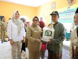 Secara Simbolis Bupati Jombang Salurkan Bantuan CPP Beras Di Desa Sepanyul Dan Desa Krembangan