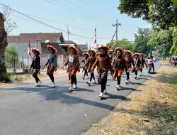 Pemuda-pemudi FORMAN (Forum Remaja An – Nur) yang masih melestarikan pakaian adat jawa dalam acara gerak jalan HUT RI Ke 78